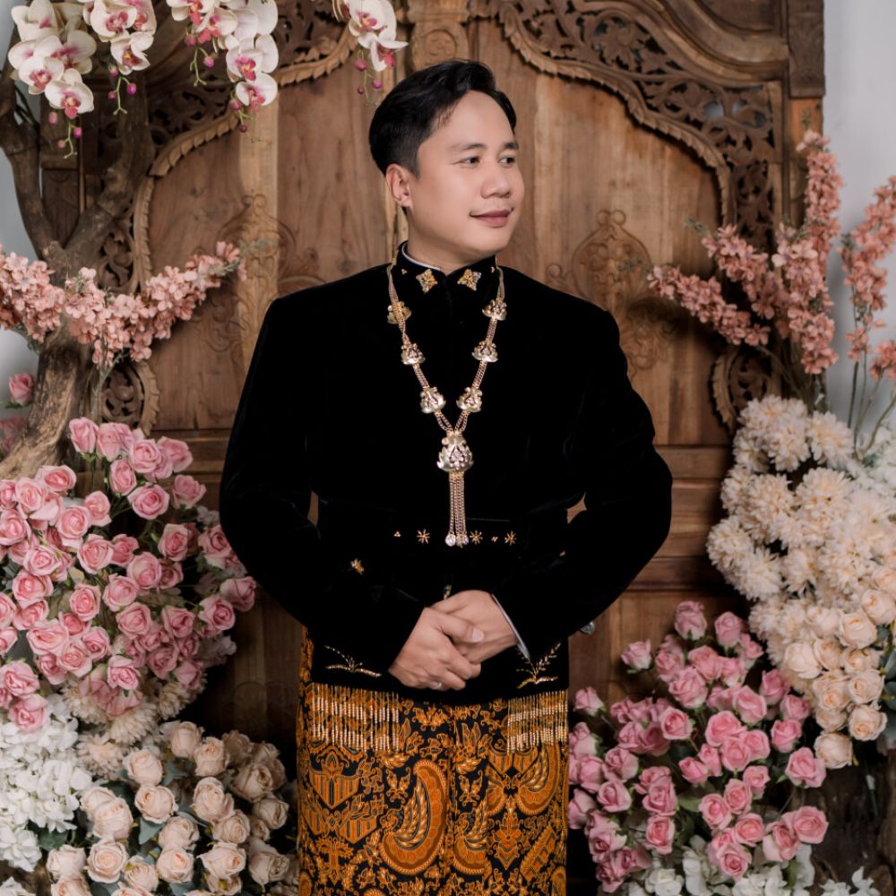 2.-Groom