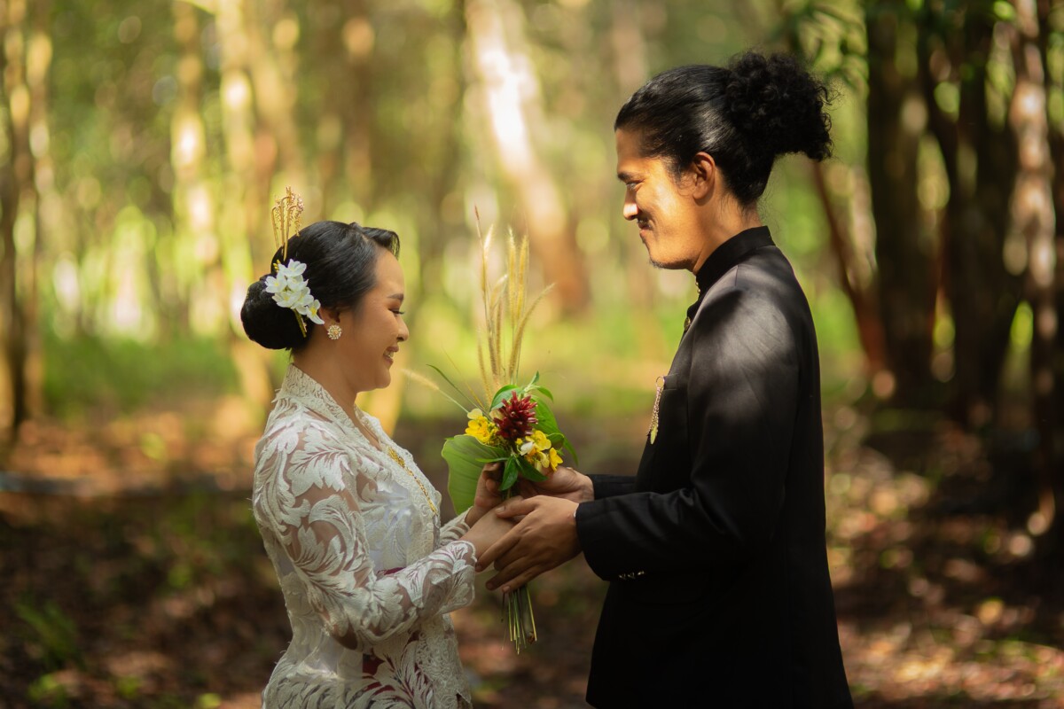 YudisTisha-14-.-flowers-into-marriage-Sundanese-outfit-Laksono-Sundanese-family